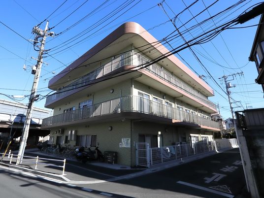 三階建ての施設外観 