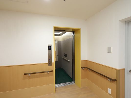  エレベーターの扉開ける瞬間  