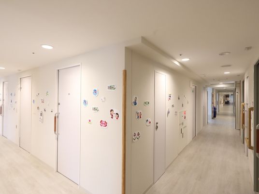 廊下のデコレーションが目を引く