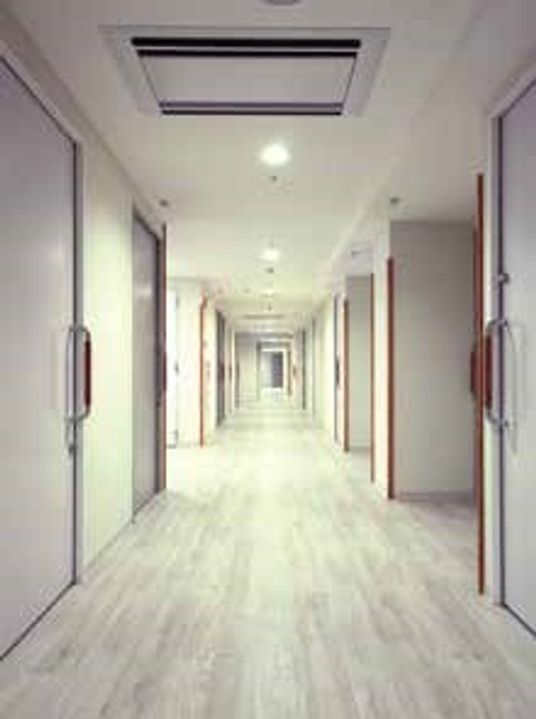 明るい清潔な廊下