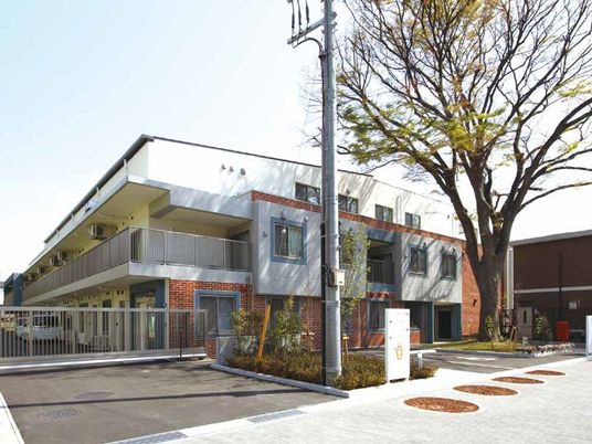 モダンな施設の外観