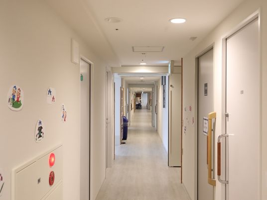 廊下の明るく清潔な様子