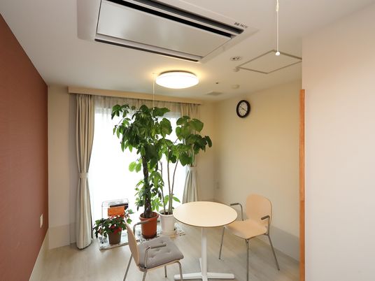 明るい居室の一角