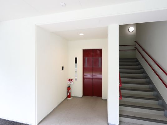 赤い扉と階段の入口