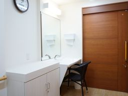 洗面台と鏡のある部屋