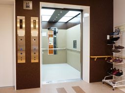 清潔感のあるエレベーター前