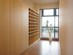 窓際の明るい廊下