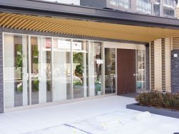 モダンなエントランス外観