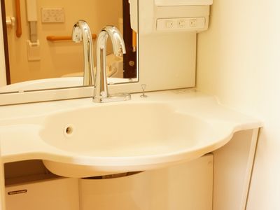 手洗い場の清潔な洗面台