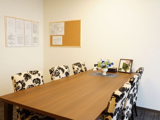 相談室は程よい広さのスペースとなっており、中央には長テーブルと6脚のおしゃれな椅子が並べられている。
