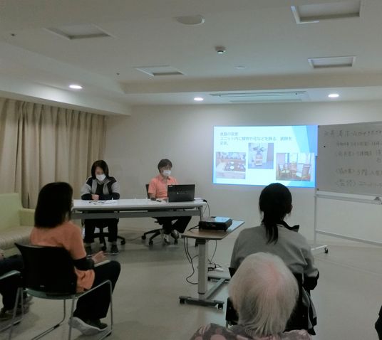 説明会の様子の部屋