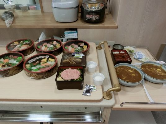 多様な食事の配膳台