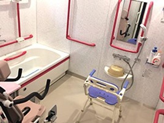 入浴用具が揃う浴室  
