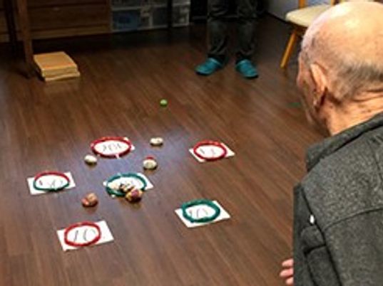 ゲームを楽しむ老人たち