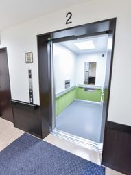 明るいエレベーターの入り口