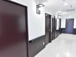 明るく清潔な廊下