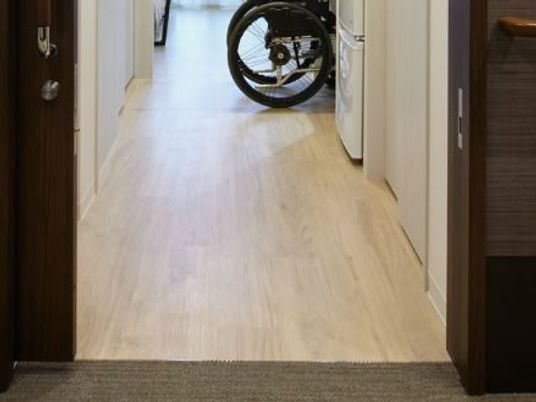 車椅子の見える廊下
