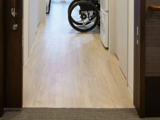 車椅子の見える廊下