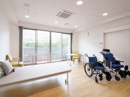 明るい居室の様子