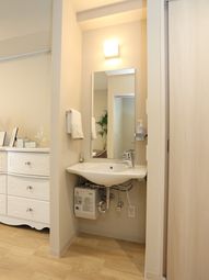 洗面台とミラー完備の空間