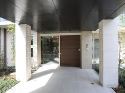 清潔感のある明るいエントランス