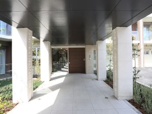 明るいエントランスの通路