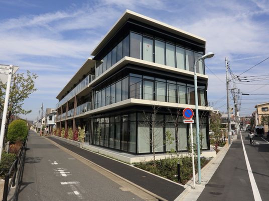 モダンな外観の建物