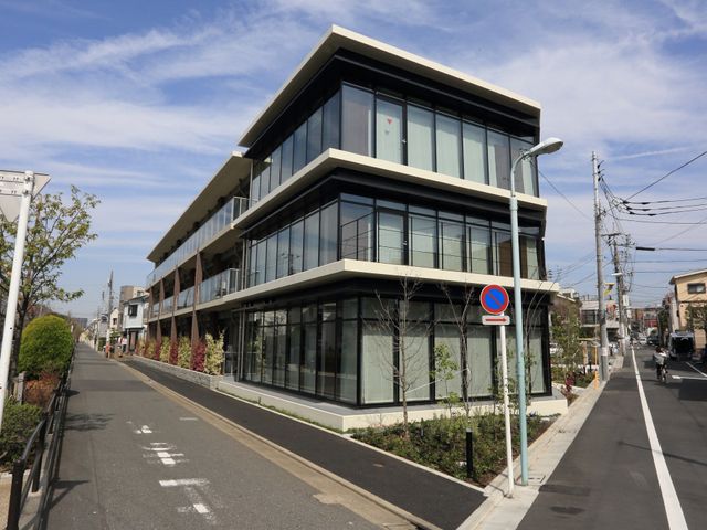 モダンな外観の建物