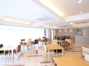 広々とした明るい食堂