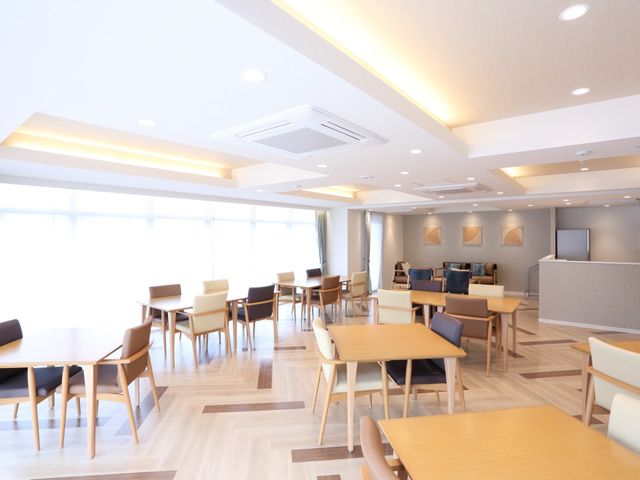 広々とした明るい食堂