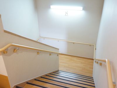 手すり付きの明るい階段