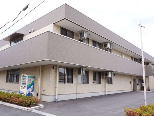 明るい外観の建物