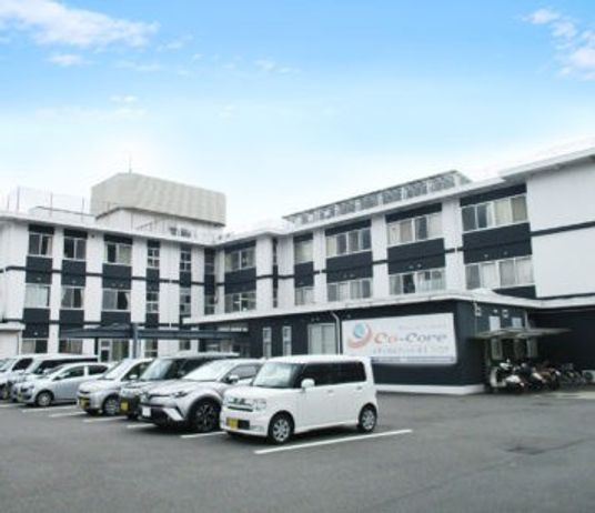 駐車場と建物の外観
