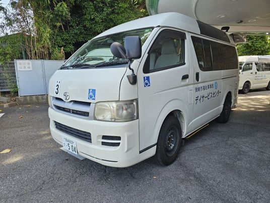 送迎車の駐車場  