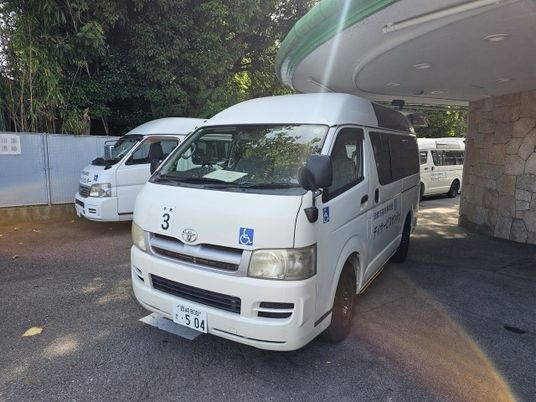 送迎車が並ぶ外観  