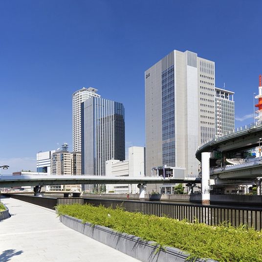 川沿いの建物群