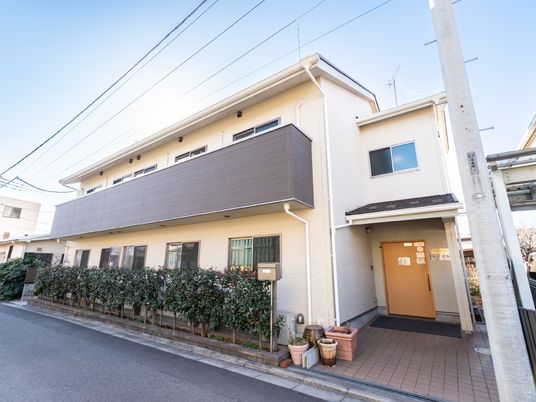 明るい外観の建物