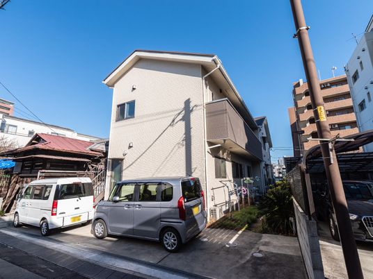 日差しが差し込む建物外観