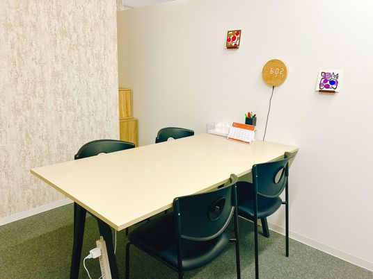 面談用の机と椅子の部屋  