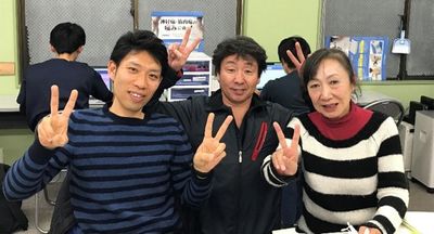 笑顔でピースサインのスタッフ