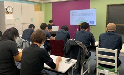 スタッフが学ぶ風景