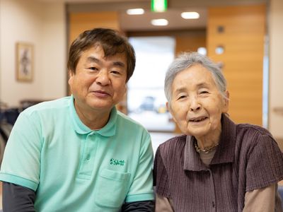笑顔のスタッフと利用者
