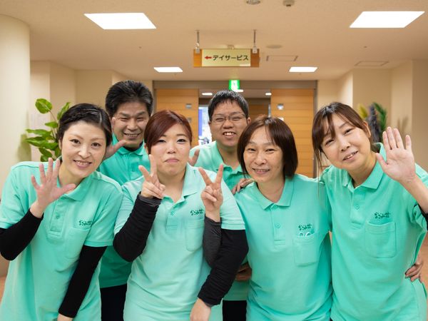 スタッフの笑顔ある肖像