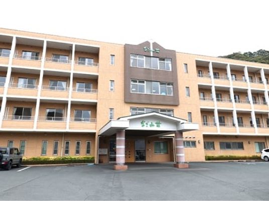 4階建ての施設外観  