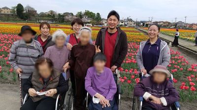 車椅子利用者とチューリップ畑