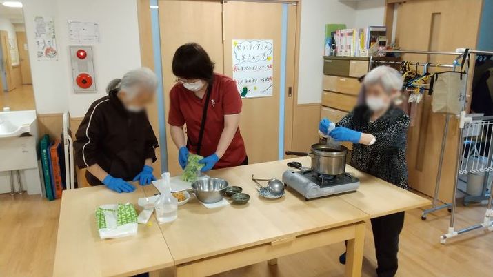 調理を楽しむ風景