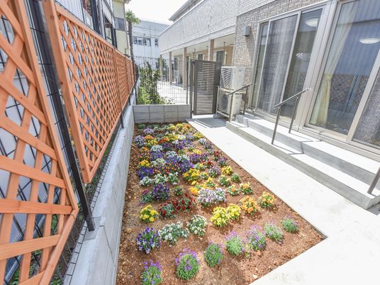 花壇と建物のアプローチ