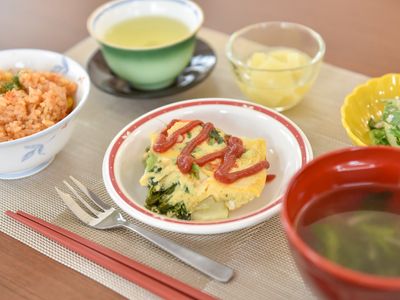 配膳されたバランスの良い朝食