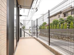 開放的なバルコニーの風景