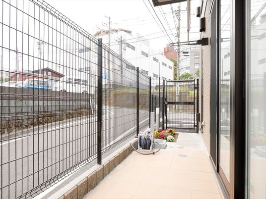 開放的な外の景色の中庭